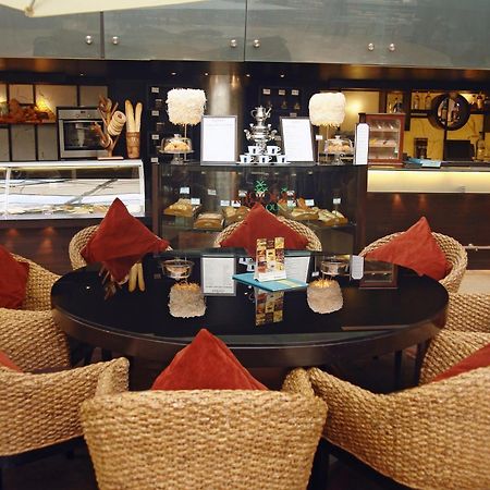 Hotel Sahara Star Mumbai Exterior foto The lounge at the airport