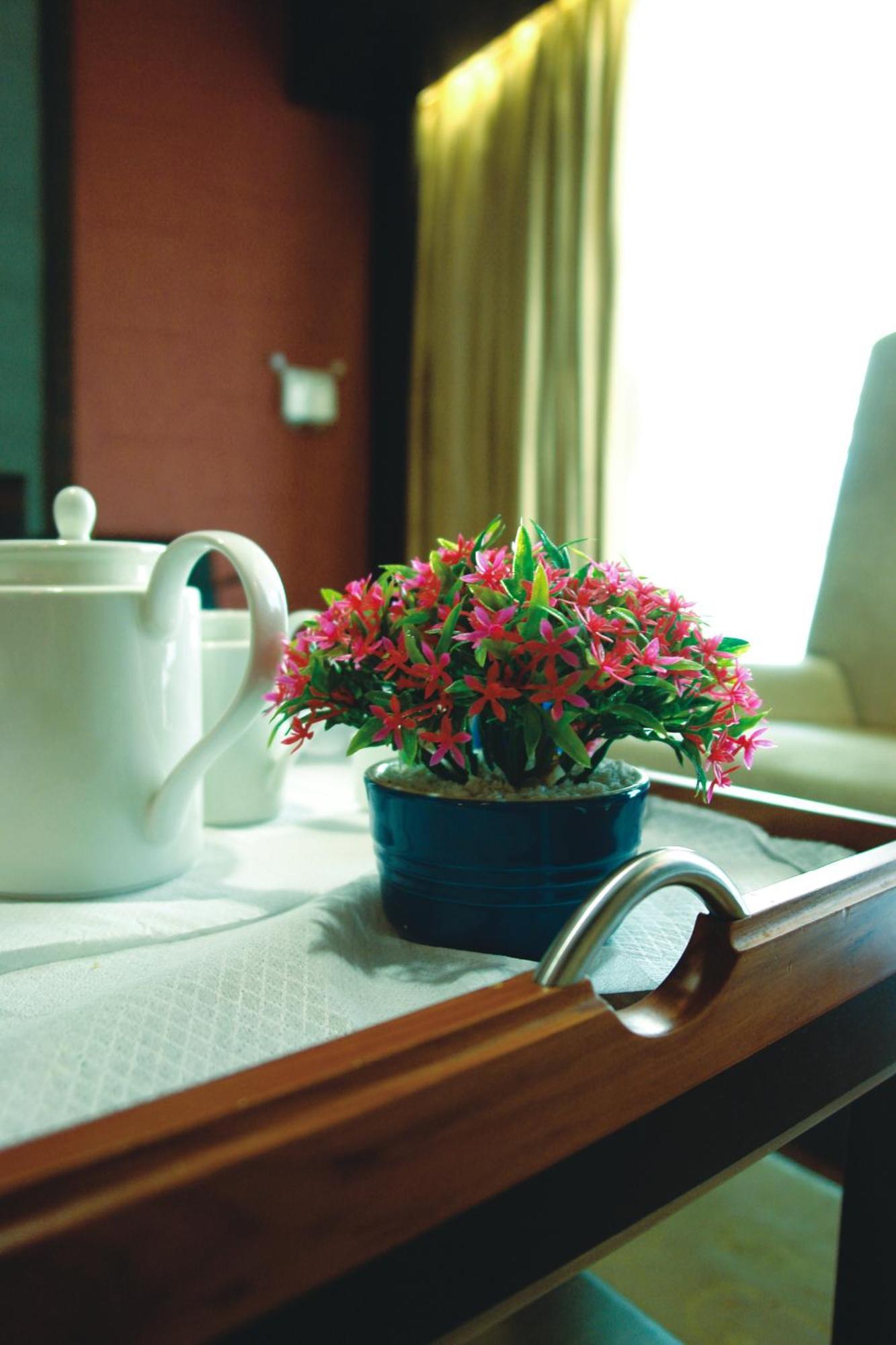 Hotel Sahara Star Mumbai Exterior foto A pot of bouvardia