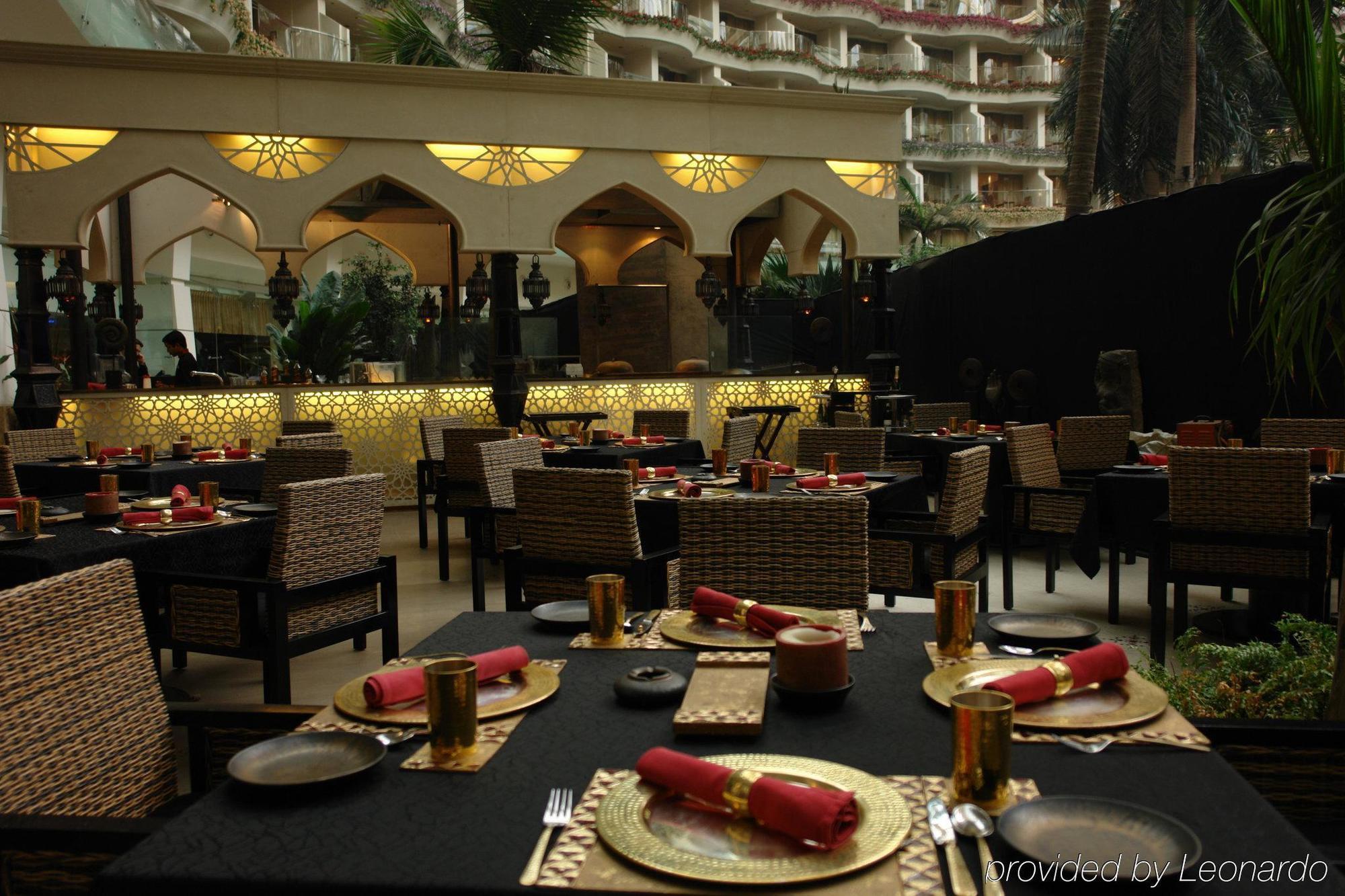 Hotel Sahara Star Mumbai Restaurant foto The interior of the restaurant