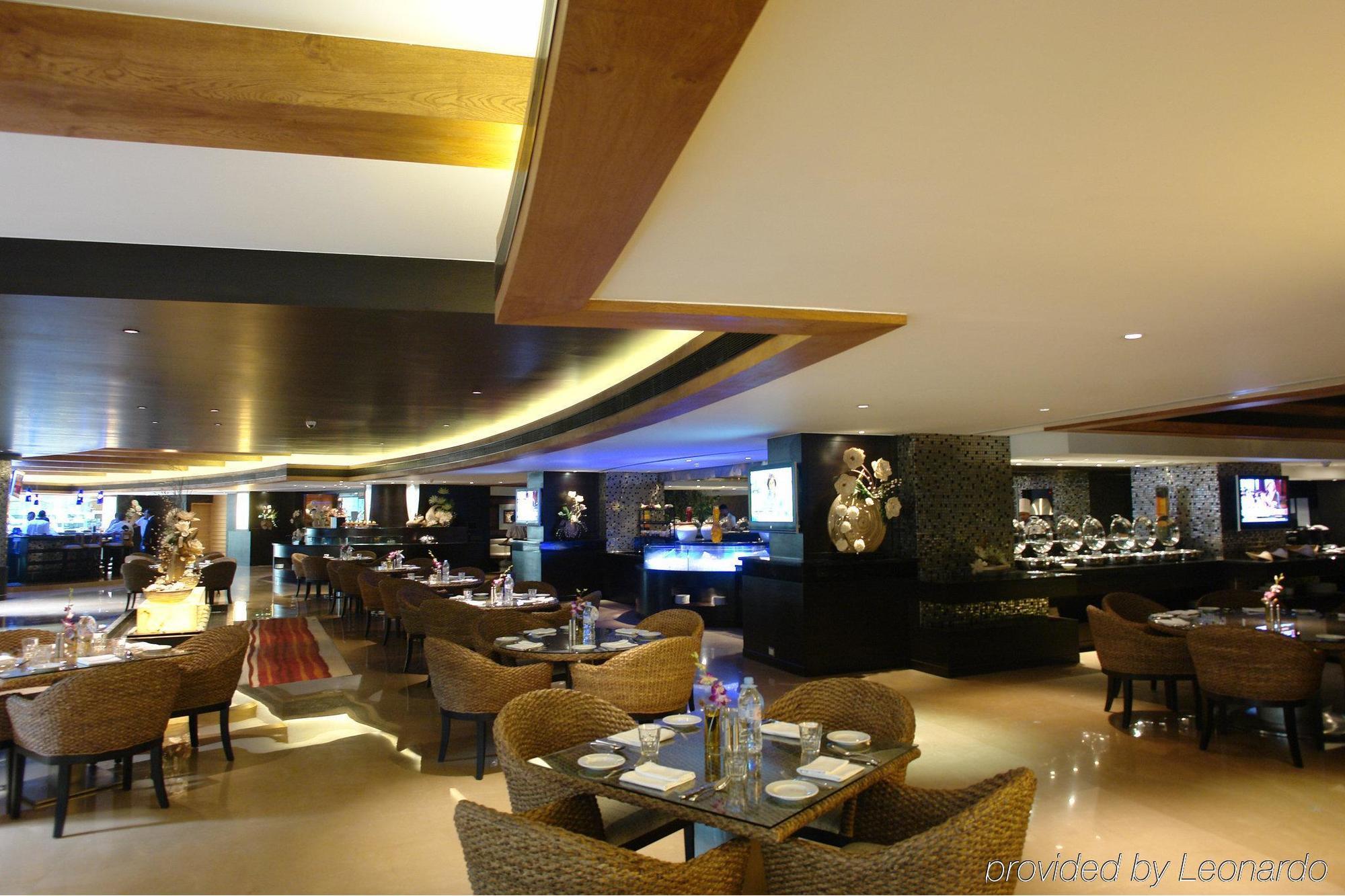 Hotel Sahara Star Mumbai Restaurant foto The interior of the hotel's restaurant
