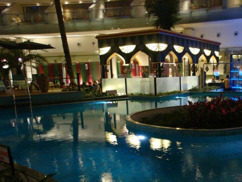 Hotel Sahara Star Mumbai Exterior foto The pool at the hotel