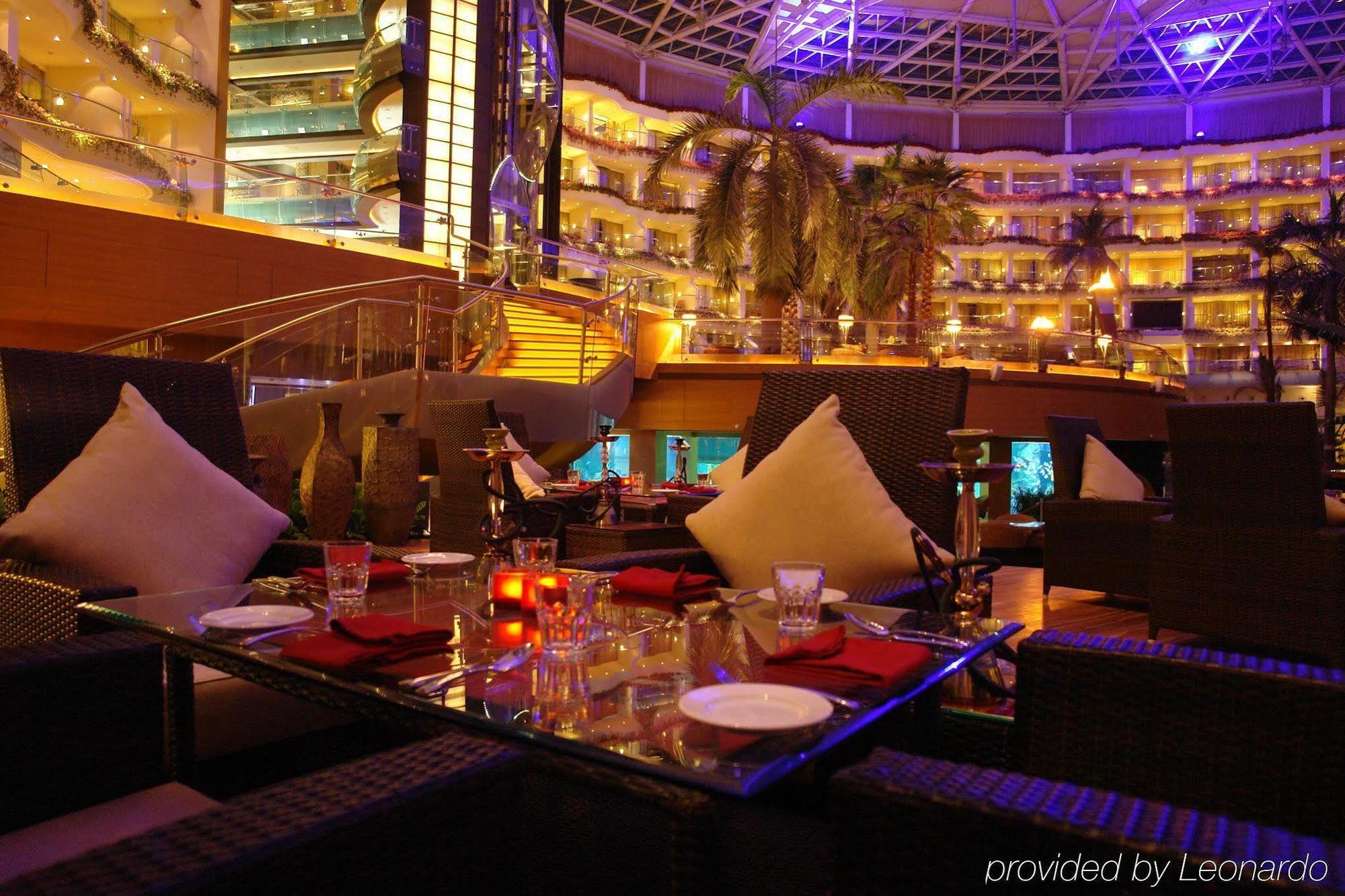 Hotel Sahara Star Mumbai Restaurant foto The interior of the restaurant