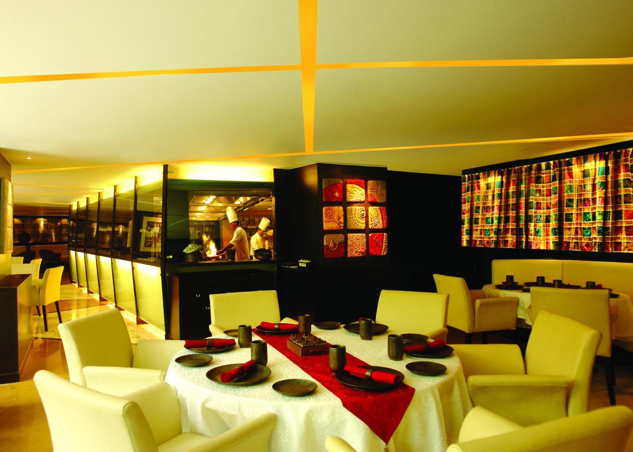 Hotel Sahara Star Mumbai Exterior foto The interior of the restaurant